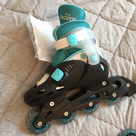 COPY - Frozen Ice and Roller Skates (2 in 1) - Picture 5 of 6